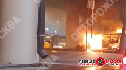 Фургон загорелся под мостом на Волоколамском шоссе в Москве